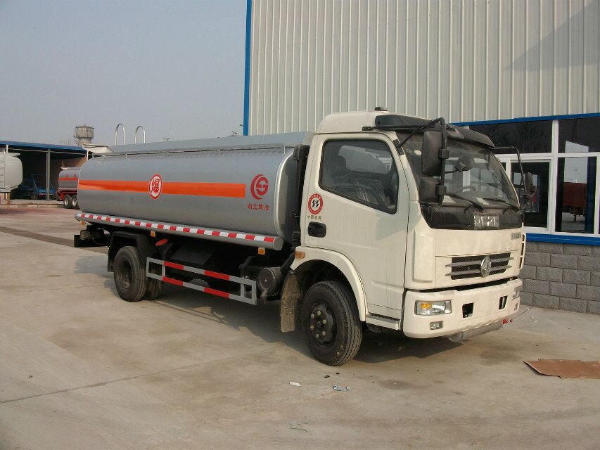 东风多利卡8吨加油车